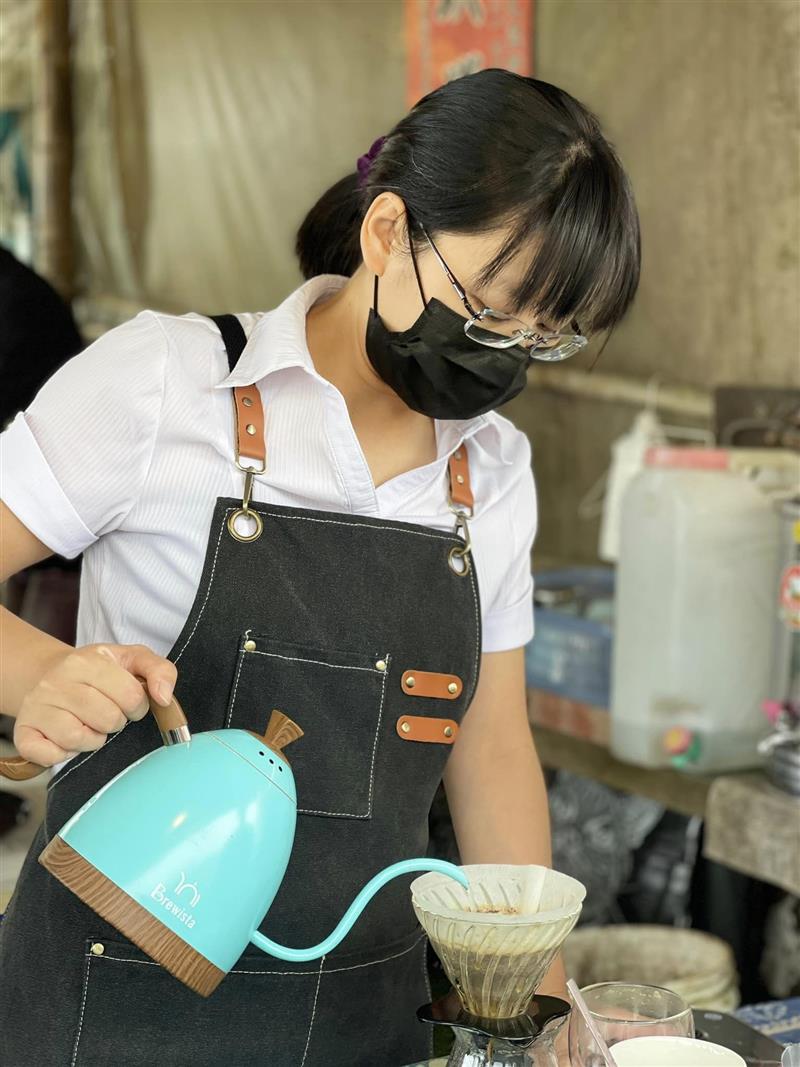 關懷合作企業【香香久溢咖啡莊園】在雲霧裊繞的隙頂二延平！